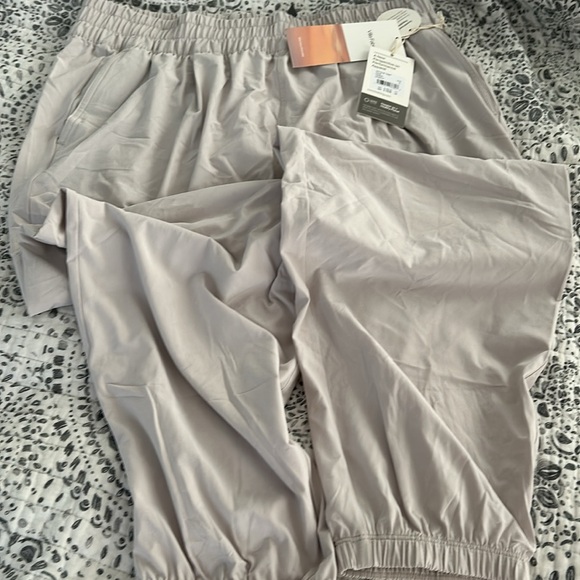 Vuori Villa Cargo Joggers - side pockets for hands and lower side cargo pockets - Picture 7 of 16